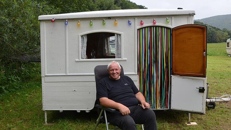 Ein echtes Original: Brünnger Rolf aus Waldeck ist mit seinem Klappwohnwagen aus Holz zum 16. Globetrotter-Treffen nach Nickersfelden gereist. Fotos: Peter Rauch