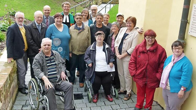 Eitel Freude herrschte bei der Eröffnung des barriefreien Zugangs zu St. Johannis. Foto: Lothar Weidner