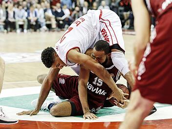 In München müssen die Bamberger um jeden Ball kämpfen, wenn sie beim Top Four in Ulm ihren Titel verteidigen wollen. Augustine Rubit macht es gegen Reggie Redding vor, wie es laufen muss. Foto: Daniel Löb