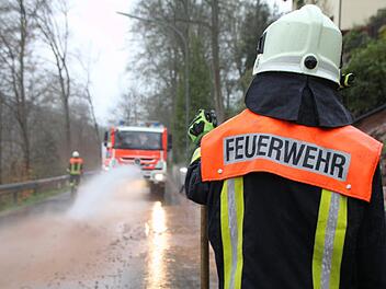 Aufräumarbeiten in der Ernst-Putz-Straße Foto: Ulrike Müller