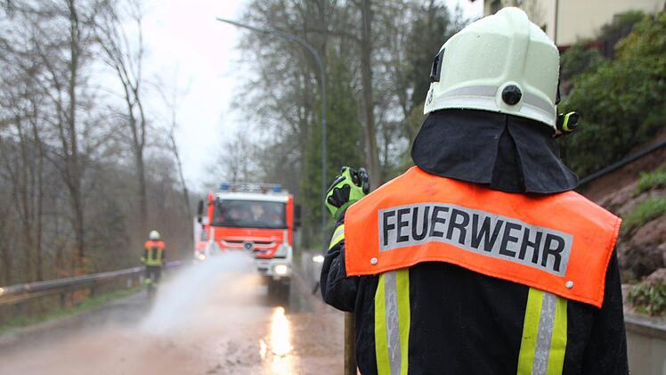 Aufräumarbeiten in der Ernst-Putz-Straße Foto: Ulrike Müller