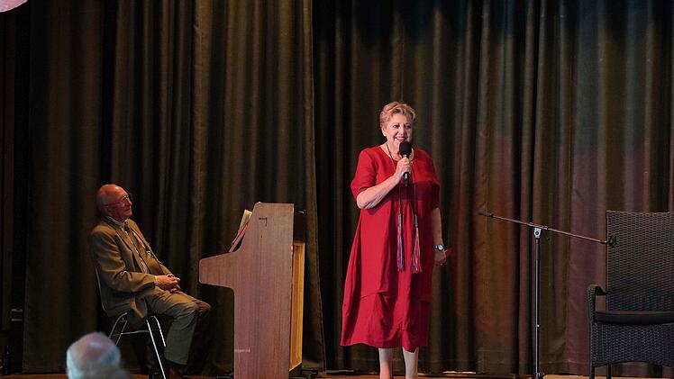 Marie-Luise Marjan, alias "Mutter Beimer", bedankte sich beim Publikum ".. dass Sie mich der Sonne vorziehen.", denn diese stand um 17 Uhr am Sonntagabend noch strahlend am Himmel. Foto: Frank Türpitz
