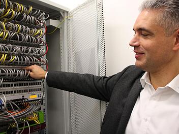 Bitfire-Geschäftsführer Holger Fries an einem Serverschrank in den neuen Räumlichkeiten. Foto: Benedikt Borst