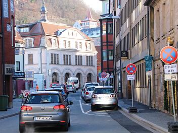 Die Schilder stehen schon: Am Montag wird mit der Sanierung der Klostergasse begonnen. Foto: Katrin Geyer