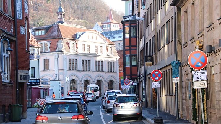 Die Schilder stehen schon: Am Montag wird mit der Sanierung der Klostergasse begonnen. Foto: Katrin Geyer