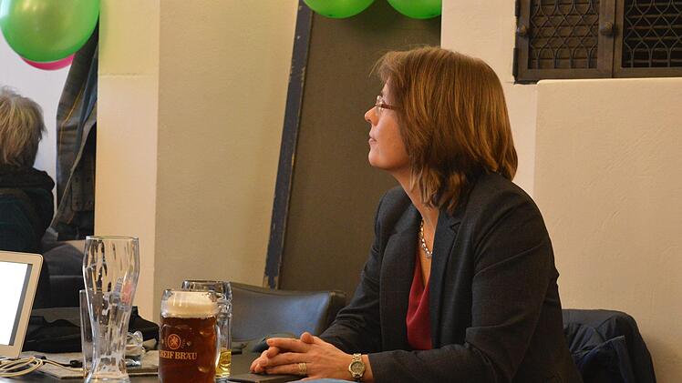 Schon als die ersten Hochrechnungen kurz nach 18 Uhr in der Gaststätte "Blaue Glocke" in Forchheim an die Wand projiziert wurden, herrschte gedrückte Stille unter den grünen Wahlkämpfern. Foto: Ronald Heck