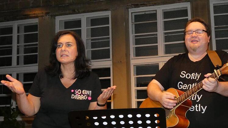 Ines Procter und "Kosi" wollten den bekannten Zeiler Rebensaft kosten und sagten zum Bürgermeister: "Stadelmann, schenk mir einen Schoppen ein!"