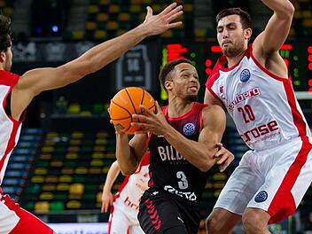 Bambergs Chase Fieler (rechts) sorgte mit für die entscheidenden Momente im Spiel. Hier versucht er mit Michele Vitali (links) Bilbaos Topscorer Jaylon Brown zu stoppen.  Foto: championsleague.basketball