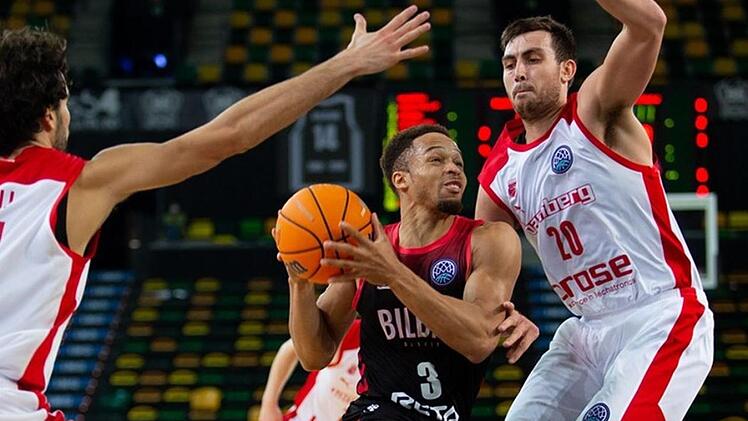 Bambergs Chase Fieler (rechts) sorgte mit für die entscheidenden Momente im Spiel. Hier versucht er mit Michele Vitali (links) Bilbaos Topscorer Jaylon Brown zu stoppen.  Foto: championsleague.basketball