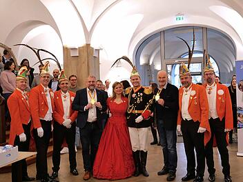 Würzburg: Landratsamt über Karnevalsbesuch erfreut - "mit Helau und Krapfen"