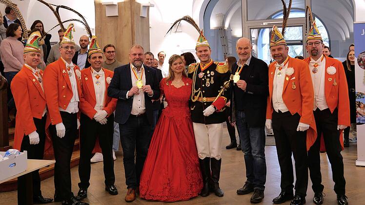 Würzburg: Landratsamt über Karnevalsbesuch erfreut - "mit Helau und Krapfen"