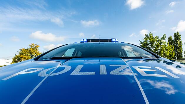Baum f&auml;llt auf Auto auf B303 bei Ebersdorf