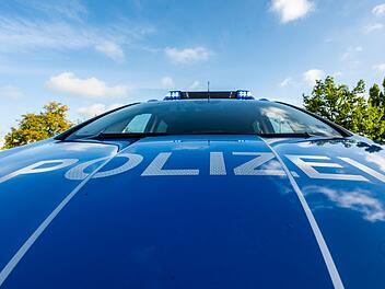 Baum f&auml;llt auf Auto auf B303 bei Ebersdorf