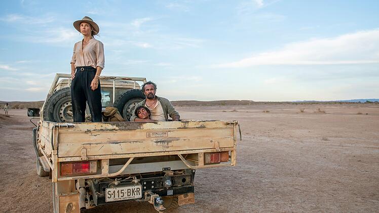 "Barfuß durch Australien" mit Anneke Kim Sarnau, Aaron Pedersen (rechts) und Tjiirdm McGuire in den Hauptrollen wurde kurz vor dem Corona-Lockdown 2020 in Australien gedreht.