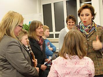 Großes Lob und Daumen nach oben: Ministerin Christine Haderthauer freute sich über die Darbietungen der Kinder der Lebenshilfe unter der Leitung von Isabell Kuhn (links). Foto: Günther Geiling