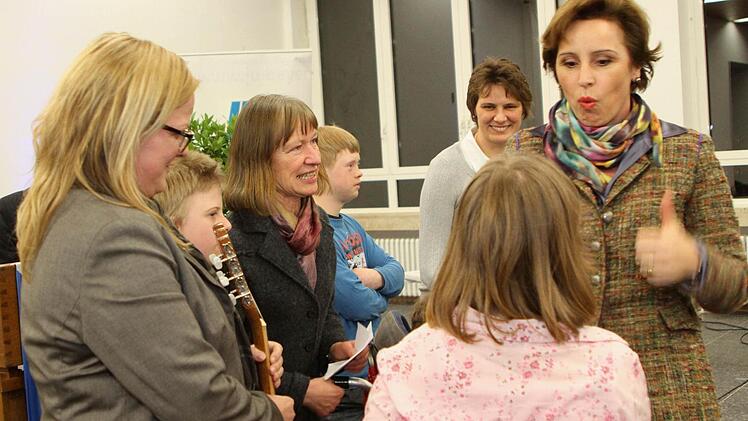 Großes Lob und Daumen nach oben: Ministerin Christine Haderthauer freute sich über die Darbietungen der Kinder der Lebenshilfe unter der Leitung von Isabell Kuhn (links). Foto: Günther Geiling