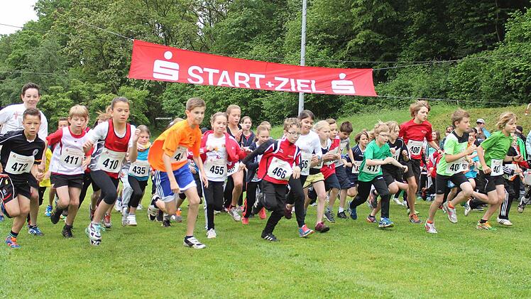 Start des Schülerlaufes über zwei Kilometer.