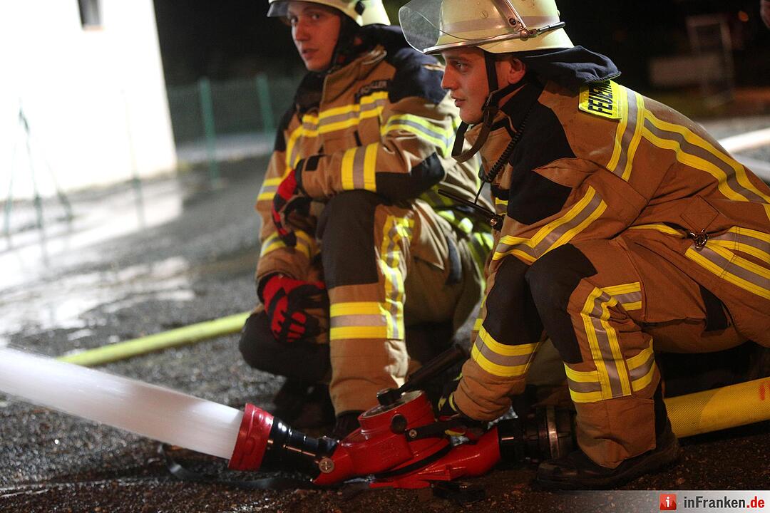 Grossbrand nach Explosion auf Indoor-Kartbahn Foto: News5/Herse
