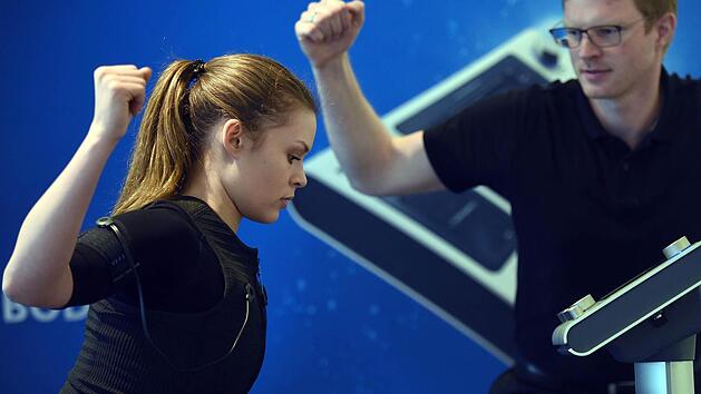 Elektrostimulationstraining soll ein Trend werden - wie's geht, zeigten Mitarbeiter der Firma "Miha Bodytec" bei der Fitness-Messe Fibo im April in Köln. Foto: Henning Kaiser/dpa