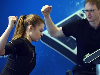 Elektrostimulationstraining soll ein Trend werden - wie's geht, zeigten Mitarbeiter der Firma "Miha Bodytec" bei der Fitness-Messe Fibo im April in Köln. Foto: Henning Kaiser/dpa