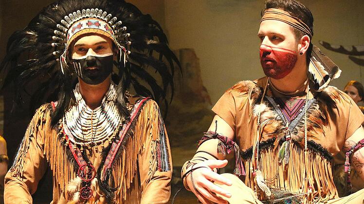 Häuptling "strampelnder Adler" (Felix Mock, links) und "Wind in seinem Haar" (Tobias Lehrieder) besprechen die angespannte Situation durch die drohende Gefahr des Angriffs durch die Soldaten.