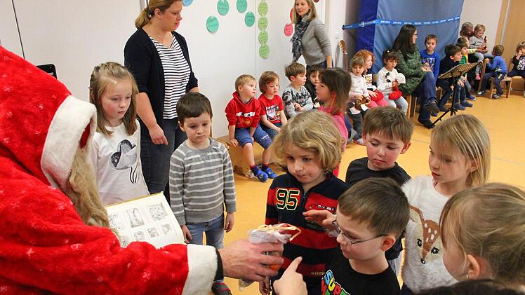 Der Nikolaus besuchte auf Einladung der Bayerischen Rundschau die Evangelische Kindertagesstätte Abenteuerland in Neuenmarkt. Foto: Jürgen Gärtner