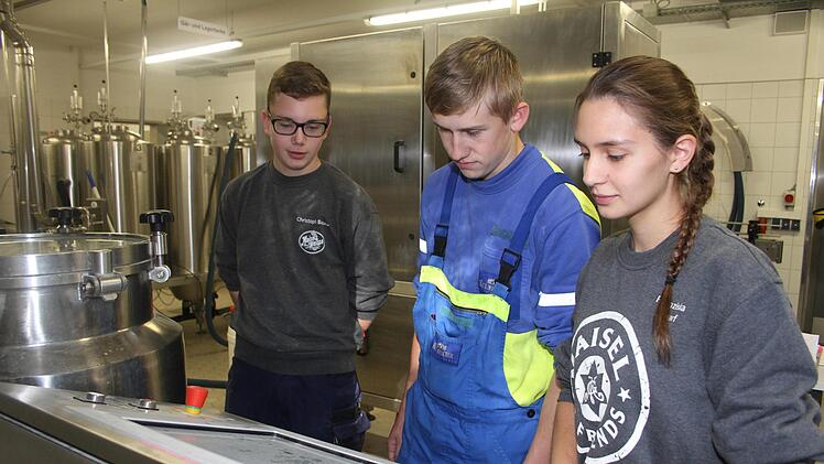 Christoph Baer, Jacob Adelhardt und Franziska Scharf sind guter Dinge, dass ihr Experiment  gelingt.  Foto: Sonny Adam