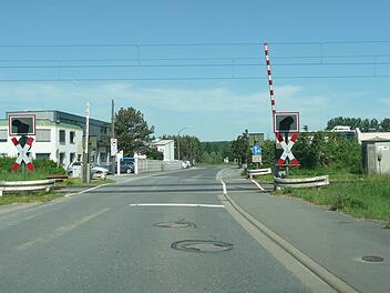 Die Bemühungen um einen Bahnhalt in Lichtenfels-West nahe dieses Übergangs in der Reundorfer Straße will der Landkreis nicht aufgeben.  Foto: Popp