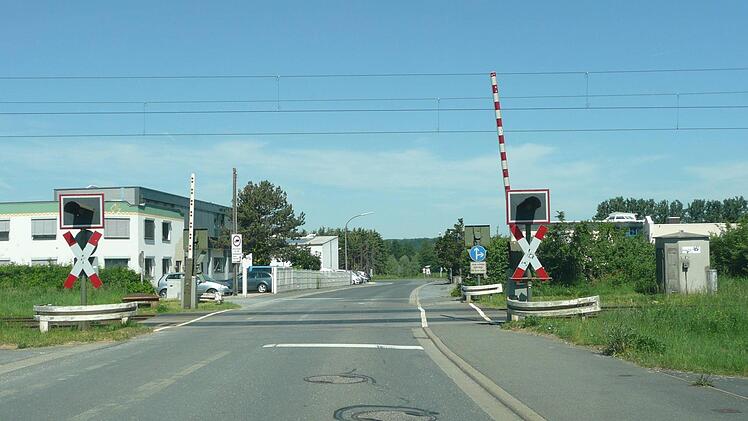 Die Bemühungen um einen Bahnhalt in Lichtenfels-West nahe dieses Übergangs in der Reundorfer Straße will der Landkreis nicht aufgeben.  Foto: Popp