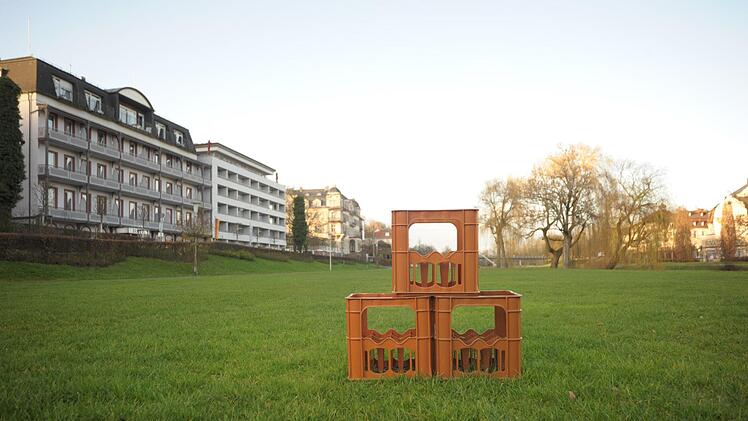 Aller Anfang ist schwer: Auf der Europawiese gleich oberhalb der Ludwigsbr&uuml;cke am westlichen Ufer der Saale will der Radiosender Antenne Bayern am Donnerstag und Freitag mit Kissinger Hilfe den gr&ouml;&szlig;ten Kisten-Christbaum der Welt bauen. Allerdings aus Bierkisten, nicht aus Mineralwasserkisten wie auf unserem improvisierten Bild.  Siegfried Farkas