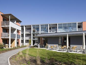 In dieser Wohnanlage der Joseph-Stiftung in Bamberg-Gaustadt führten Studenten der Hochschule Coburg ihre Befragung über den sozialen Wohnungsbau durch.  Foto: Joseph-Stiftung/Hochschule Coburg