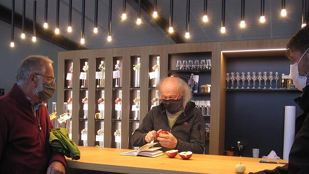 Bei der Bestimmung der verschiedenen Apfelsorten sind selbst Experten nicht immer sofort einer Meinung. Foto: Oswald Türbl