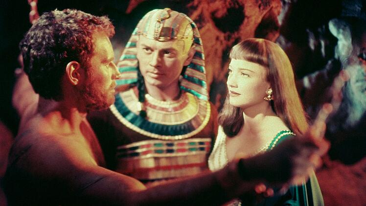 Neben Charlton Heston (links) sind in "Die zehn Gebote" mit Yul Brynner als Ramses und Anne Baxter als Nefretiri zwei der gr&ouml;&szlig;ten Stars der 50er-Jahre zu sehen.