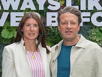 Jools und Jamie Oliver Jools und Jamie Oliver sind seit dem Jahr 2000 miteinander verheiratet.