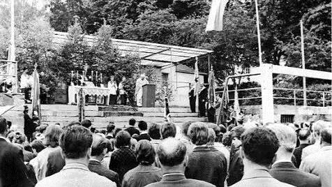 Beim Festgottesdienst zur 100-Jahr-Feier war das Sportheim gerade fünf Jahre alt. 1988 fiel es einem Brand zum Opfer.