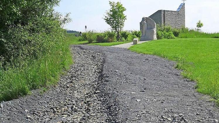 Der Weg zum Kreuzweg wurde ausgespült. Noch ist unklar, ob er ausgekoffert und komplett neu angelegt werden muss.