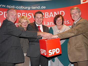 Mit seit Jahren im Coburger Kreistag bewährten Kräften zieht die SPD in die Kommunalwahl 2014: (von links) Frank Rebhan, Ulrike Gunsenheimer, Carsten Höllein, Alexandra Kemnitzer und Michael Busch.Foto: Berthold Köhler