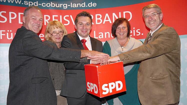 Mit seit Jahren im Coburger Kreistag bewährten Kräften zieht die SPD in die Kommunalwahl 2014: (von links) Frank Rebhan, Ulrike Gunsenheimer, Carsten Höllein, Alexandra Kemnitzer und Michael Busch.Foto: Berthold Köhler