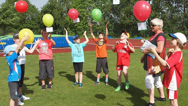 Zum Programm gehörte ein Luftballonwettbewerb, wobei die Kinder ein selbst gemaltes Bild an den Luftballon hängen mussten.