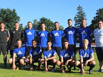 Zehn Neuzugänge durfte die SpVgg Jahn Forchheim bei der offiziellen Teamvorstellung begrüßen. Mit Tim Basener (krank), Firat Güngör (Arbeit) und Tobias Dietrich (Urlaub) fehlen auf dem Bild sogar drei Neuverpflichtungen. Hinten von links: Trainer Michael Hutzler, Co-Trainer Sven Michl, Senad Bajric, Sandro Gumbrecht, Bastian Leikam, Torhüter Michael Kraut, Genc Bajrami und Betreuer Christian Geier, Vorn von links: Torhüter Tugay Akbakla, Alexander Boateng, Oguzhan Yilmaz, Felix Pfaffenberger ...