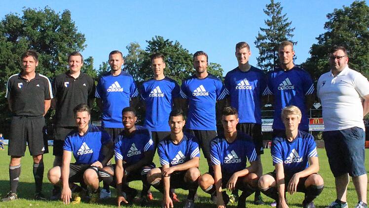 Zehn Neuzugänge durfte die SpVgg Jahn Forchheim bei der offiziellen Teamvorstellung begrüßen. Mit Tim Basener (krank), Firat Güngör (Arbeit) und Tobias Dietrich (Urlaub) fehlen auf dem Bild sogar drei Neuverpflichtungen. Hinten von links: Trainer Michael Hutzler, Co-Trainer Sven Michl, Senad Bajric, Sandro Gumbrecht, Bastian Leikam, Torhüter Michael Kraut, Genc Bajrami und Betreuer Christian Geier, Vorn von links: Torhüter Tugay Akbakla, Alexander Boateng, Oguzhan Yilmaz, Felix Pfaffenberger ...