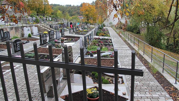 Die Gebühren für ein Einzelgrab auf dem Ramsthaler Friedhof steigen von 900 auf 1000 Euro.  Foto: Gerd Schaar