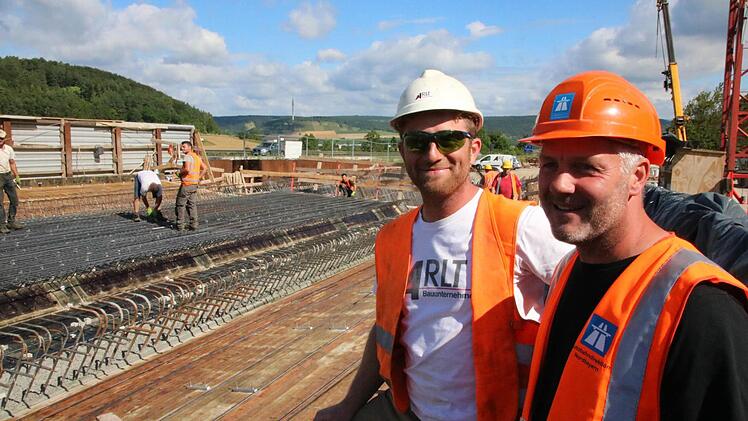 Mario Urschlechter mit Polier Toni Schreiter im Taktkeller. Foto: Ralf Ruppert