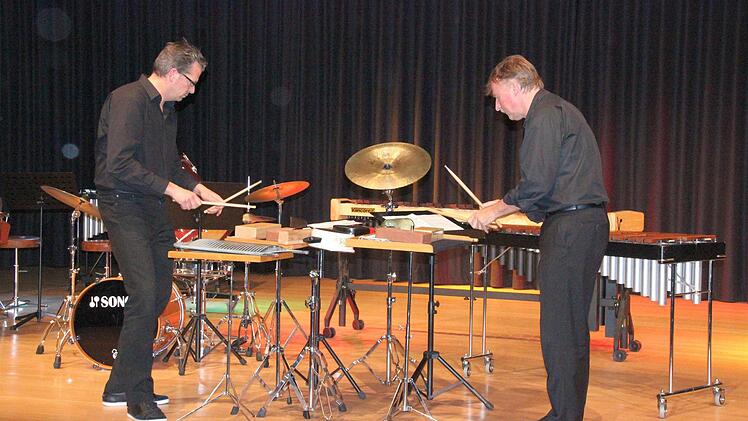 Günther Peppel (rechts) von der Berufsfachschule für Musik und sein ehemaliger Schüler Ralf Probst bewiesen mit ihrer "Baustellenmusik" auf allerlei "Instrumenten", dass die Akustik des Kreiskulturraums nach wie vor exzellent ist.  Foto: Friedwald Schedel