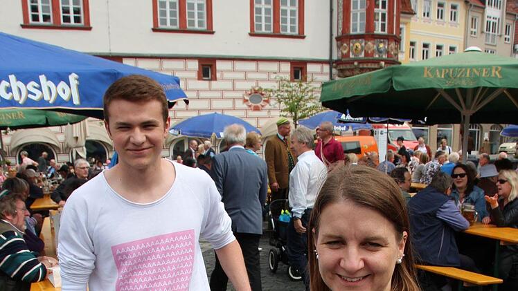 Luka Brehm und Jasmin Spiwak vom Tageblatt verkauften Zeitungen zur Erinnerung an den CC 2017. Foto: Oliver Schmidt
