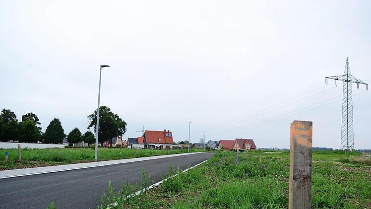 Die Grundstücke sind gerade abgesteckt worden. Bald wollen die ersten Eigentümer bauen.