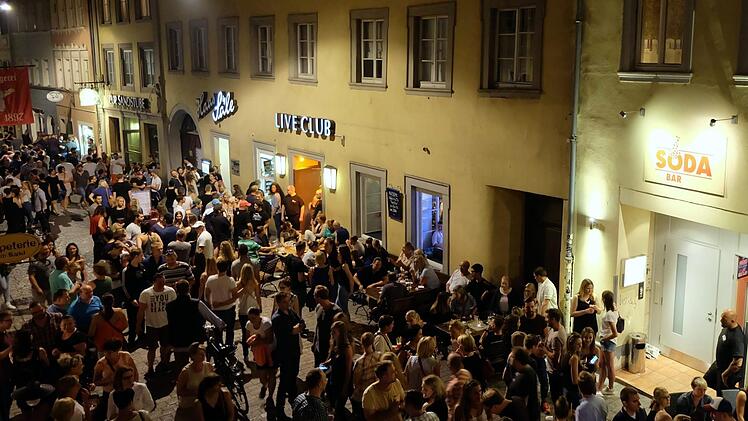 Die Sandstraße in Bamberg war auch am Samstag gut gefüllt. Dennoch vermissen die Gäste die Sandkerwa.  Foto: Corinna Bail