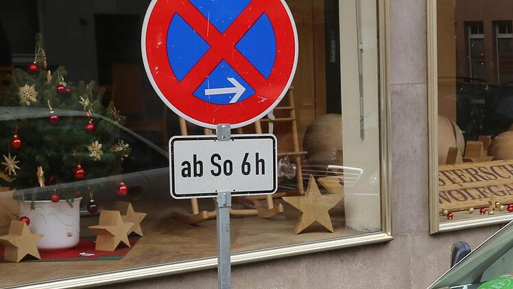 Wie üblich in Münnerstadt interessierten sich viele Autofahrer nicht für die aufgestellten Verkehrszeichen, parkten direkt unter den Halteverbots-Schildern und ignorierten die Schilder, die ihnen eigentlich die Einfahrt in die Innenstadt  verwehrten. Auffalend daran ist, dass unter diesen Fahrer viele Auswärtige  sind .   Foto:  Dieter Britz