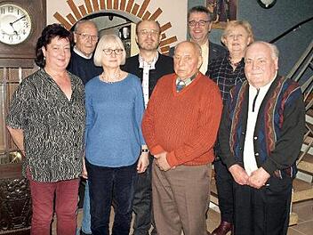 Vorsitzender Jürgen Deuerling (Dritter von rechts) und Kreisvorsitzender Ralf Pohl (Vierter von links) zeichneten langjährige Genossen im SPD Ortsverein Steinwiesen aus (von links) Susanne Simon (40), Ludwig Kuhnlein (55), Carola Naser (40), Karl Müller (55), Zweite Vorsitzende Brigitte Geiger und Ehrenvorsitzender Manfred Manzer (55)  Foto: Susanne Deuerling