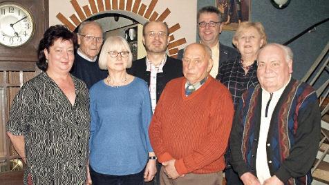 Vorsitzender Jürgen Deuerling (Dritter von rechts) und Kreisvorsitzender Ralf Pohl (Vierter von links) zeichneten langjährige Genossen im SPD Ortsverein Steinwiesen aus (von links) Susanne Simon (40), Ludwig Kuhnlein (55), Carola Naser (40), Karl Müller (55), Zweite Vorsitzende Brigitte Geiger und Ehrenvorsitzender Manfred Manzer (55)  Foto: Susanne Deuerling